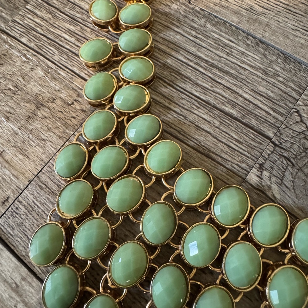 Elegant Green and Gold Necklace Set - Picture 4 of 5